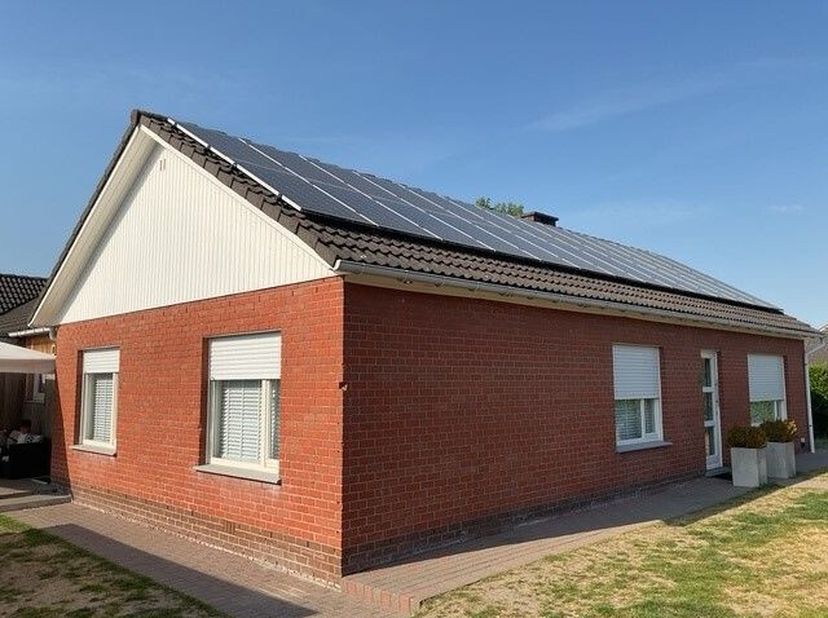 Instapklare en energiezuinige gelijkvloerse woning te Kortemark met 28 zonnepanelen, omvattende o.a.: Inkomhal Gastentoilet Gezellige leefruimte Prach